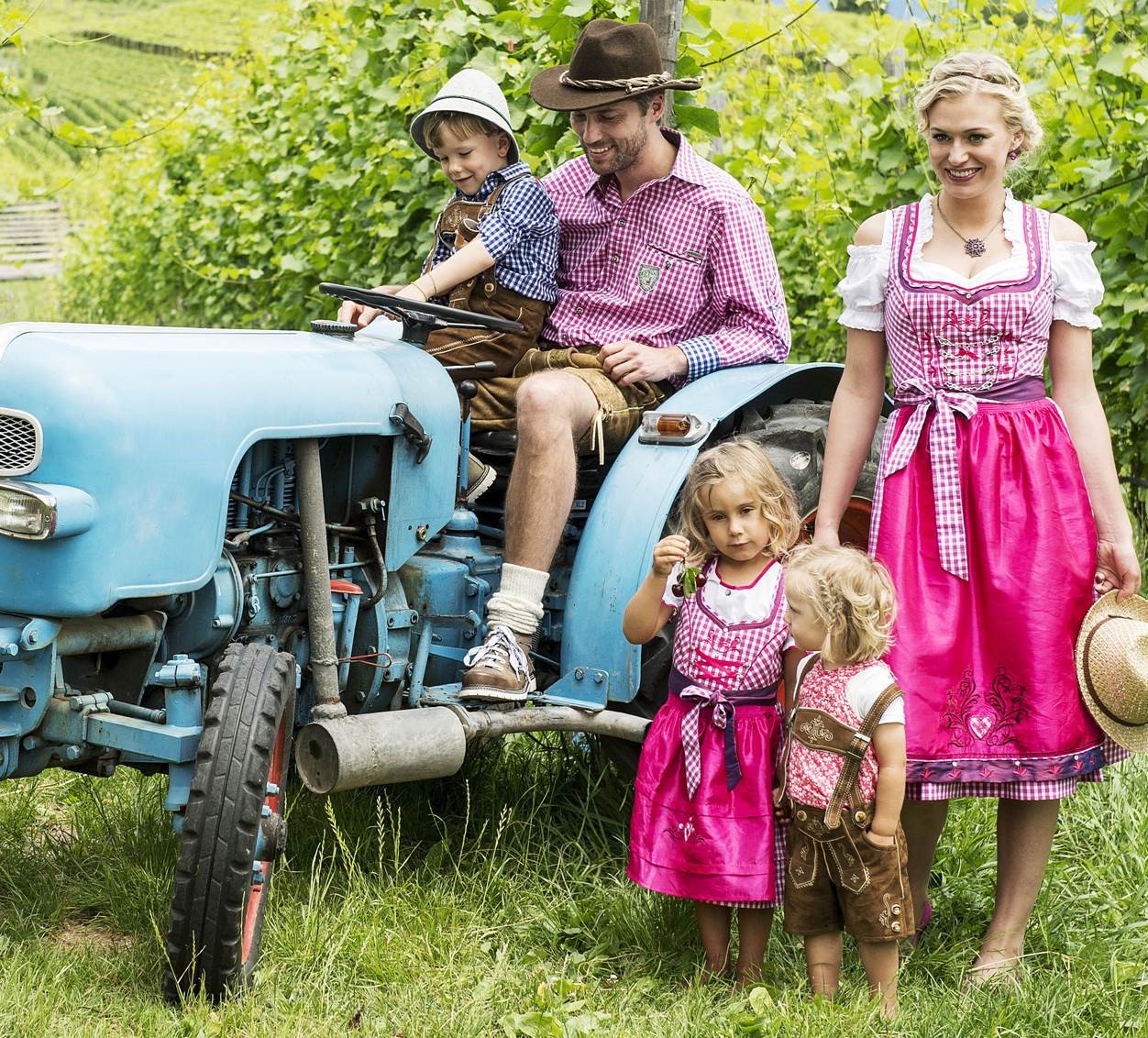 Traktorfamilie in Tracht